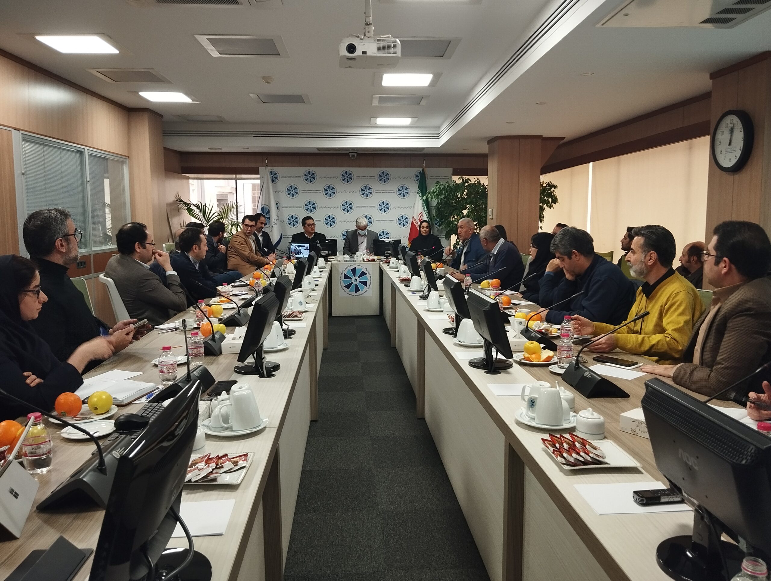 در نشست کمیسیون تحول، نوآوری و بهره‌وری اتاق تهران مطرح شد / نسخ الکترونیکی جان مردم را به خطر انداخته است